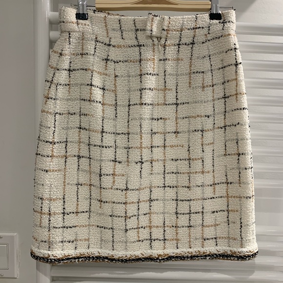 Chanel Sz 36/Small Robot white/off-white tweed skirt 2017 Data Center collection - Picture 2 of 7